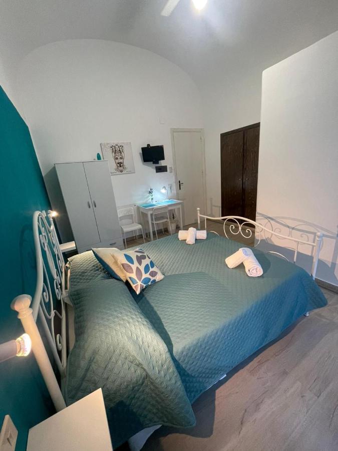 Maqueda Rooms Palermo Bagian luar foto