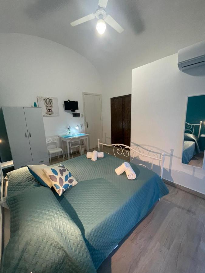 Maqueda Rooms Palermo Bagian luar foto